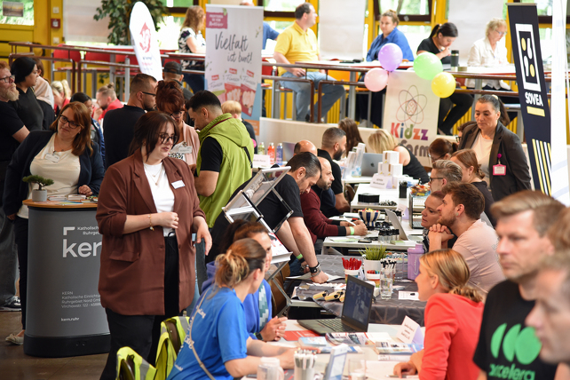 Blick in die Mensa der Willy-Brandt-Gesamtschule Marl bei der Job-Messe 2025 des Jobcenters Kreis Recklinghausen.